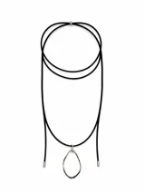 Collar largo de cordón negro con un dije colgante de acero con forma orgánica irregular plateada.