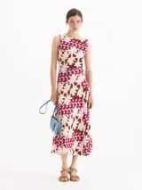 Vestido midi de piqué de algodón con estampa full print de diseño geométrico y floral, corte al cuerpo en el torso y falda evasé, frunce en el lateral delantero y escote en U profundo en la espalda.