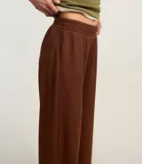 Pantalón recto color marrón de ribana con cintura ancha elástica y superficie texturizada.