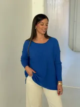 Sweater de punto color azul, con diseño de trenzas horizontales, cuello redondo y mangas largas con puños ajustados.