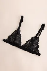 Sostén tipo bralette negro de encaje elastizado, con diseño triangular y breteles con detalle de encaje.