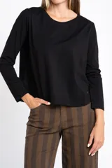 Remera de manga larga color negro, con escote redondo y calce ajustado al cuerpo.