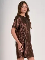 Vestido corto de manga corta con acabado metalizado color bronce/cobre, escote redondo y detalle de nudo fruncido en el centro delantero.