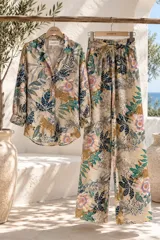 Conjunto de camisa y palazzo negro con estampado tropical de flores coloridas y detalles de leopardo.