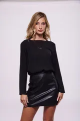 Blusa negra de mangas largas con detalle de encaje en el escote.