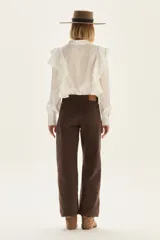 Jean marrón de tiro alto, corte barrel y pierna ancha. Confeccionado en tela con elasticidad.