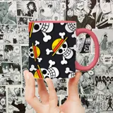 Taza blanca con interior y asa rosa, con estampado de calaveras con sombrero de paja, logo de la tripulación de Luffy de la serie One Piece.