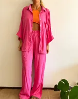 Pantalón fucsia de corte palazzo, con cintura elastizada y tajo lateral.