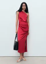Vestido midi de satén color rojo, con diseño asimétrico de un solo hombro, detalle de fruncido lateral y abertura en la pierna.