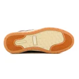 Championes casuales de cuero color café, con sistema de cordones y cierre lateral funcional. Presentan suela de goma en tono crema y detalles de costuras reforzadas.