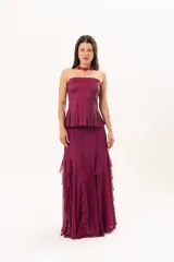 Pollera larga de microtul color magenta, totalmente forrada, de diseño fluido con volados que aportan movimiento y caída liviana.