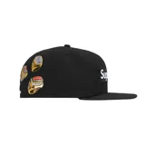 Gorra tipo snapback de color negro con el logo de Supreme bordado en un parche rectangular frontal y el logo de New Era en el lateral.