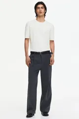 Remera de punto fino color blanco, con cuello redondo acanalado y mangas cortas, de corte slim fit.