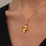 Collar dorado con cadena de eslabones y dije con piedras citrino, diamantes y granates.