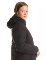 Campera puffer de corte midi y silueta entallada, con acabado mate. Presenta cuello alto con capucha integrada, cierre frontal y bolsillos laterales con cierre. El diseño incluye un capitoneado horizontal que transiciona a costuras en V en la parte superior del torso.