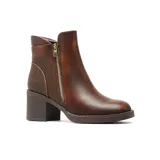 Bota corta de cuero color beige con cierre lateral metálico y taco cuadrado efecto madera.
