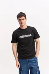 Remera de algodón color beige, de manga corta y cuello redondo, con logo estampado en el pecho en tono morado.