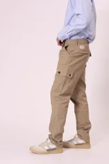 Pantalón cargo negro de corte recto, con bolsillos laterales con solapa y bolsillos traseros.