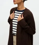 Cardigan de punto canelado color gris oscuro, con diseño alargado, frente abierto sin cierre y manga larga. Presenta una textura suave y caída ligera.