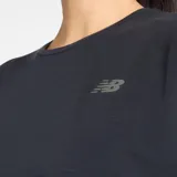Remera negra de New Balance, corte oversized, mangas cortas, dobladillo curvo con aberturas laterales y logo NB en el pecho.