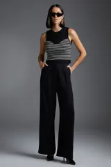 Pantalón negro de tiro alto y corte palazzo.