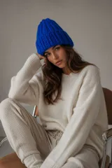 Gorro tejido de punto grueso con diseño acanalado y vuelta en el borde.