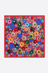 Pañuelo cuadrado de tela fina color rojo con estampado de flores de diferentes colores.