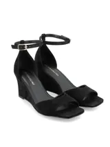 Sandalia de taco chino color negro, confeccionada en cuero nobuck con diseño minimalista, punta cuadrada y pulsera al tobillo con hebilla metálica.