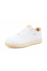 Championes Puma Court Classy de mujer, color blanco con detalles en tostado en la lengüeta, el talón y la suela, diseño urbano con perforaciones en la puntera y logotipo lateral en relieve dorado.