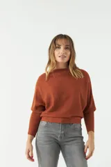 Sweater negro de punto liviano con textura acanalada y diseño de hombros caídos.