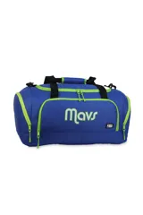 Bolso deportivo tipo duffel bag, color azul con ribetes y cierres en verde lima. Presenta el logo estilizado "Mavs" en el frente en color verde lima y el logo de la NBA.