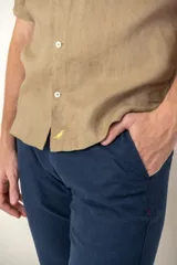 Camisa blanca de lino, corte hawaiano, manga corta y cuello solapa.