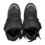 Zapatillas negras de estilo skate, con cordones gruesos y detalles en los costados.