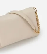 Cartera tipo shoulder bag de tamaño grande, confeccionada en poliuretano con textura efecto reptil. Presenta una solapa frontal con cierre magnético, herrajes en tono dorado claro y una correa de cadena metálica combinada con el mismo material del cuerpo.