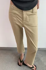 Camiseta de algodón color terracota con efecto lavado, cuello redondo y manga corta. Posee un bajo redondeado.