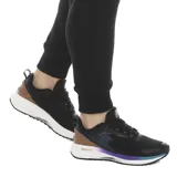 Championes de running 361° en color negro, con detalles en violeta, azul y marrón en la zona del talón. Presentan tecnología Quikfoam en la entresuela y sistema Morphit para un ajuste preciso, con suela de goma de alta tracción.