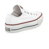 Championes Converse Chuck Taylor All Star de lona blanca con plataforma, cordones blancos y detalles en rojo y azul en la suela.