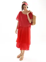 Vestido rojo de lino con capas de seda.