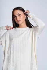 Sweater negro de punto con diseño de ochos, cuello redondo y mangas largas.