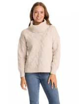 Buzo de punto grueso con textura en relieve, de cuello volcado y mangas largas con hombros caídos. Presenta puños y ruedo con terminación en rib.