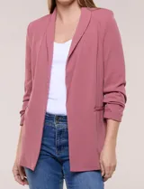 Blazer de crep color bordó de la marca BBJ, con cuello solapa, bolsillos delanteros y mangas tres cuartos con frunce.