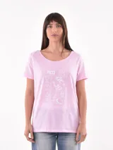Remera rosa de corte clásico con estampado blanco del signo zodiacal Piscis.