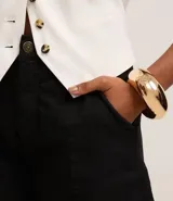 Short de mujer de sarga color beige claro, tiro alto, con pespunte contrastante en color blanco o crema. Presenta un corte regular y bolsillos delanteros y traseros.