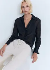 Pantalón de tiro medio con diseño recto y largo. Cuenta con cintura elástica con cordón ajustable, dos bolsillos laterales y un calce holgado.