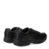 Championes deportivos Lotto, color blanco con detalles en azul marino. Diseño de caña baja con cordones, confeccionados en cuero sintético con perforaciones laterales para mayor ventilación y suela de goma resistente.
