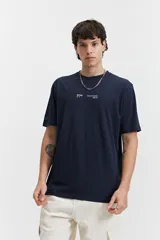 Remera azul marino de manga corta con cuello redondo y estampado de edificio moderno en la espalda.