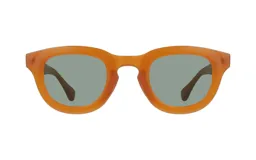 Lentes de sol Huesca modelo Chloe con montura cuadrada color naranja y lentes grises.