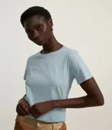 Remera básica de manga corta y cuello redondo, confeccionada en algodón de color celeste.