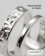 Set de anillos de acero quirúrgico plateados, de diseño ajustable con grabados en relieve.
