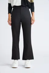 Pantalón de vestir color beige con corte de pierna tipo trompeta y cintura con pasa cintos.